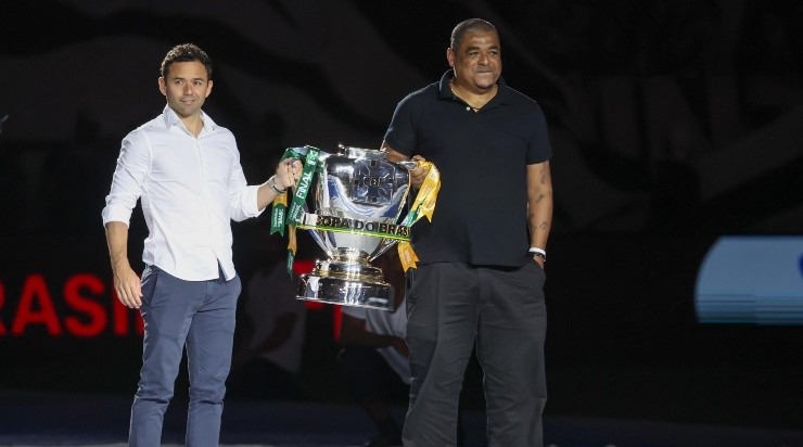 Foto: Marcello Zambrana/AGIF - Vampeta entrou ao lado de Juan e chamou a atenção.