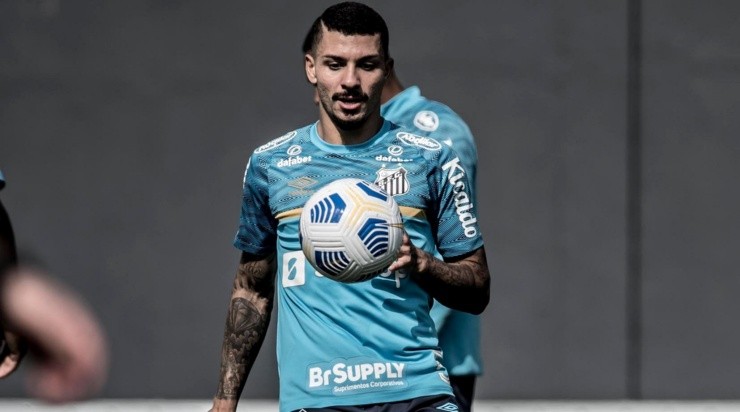 Foto: Ivan Storti/Santos FC/Divulgação - Alison: volante pode ser anunciado como reforço do Peixe