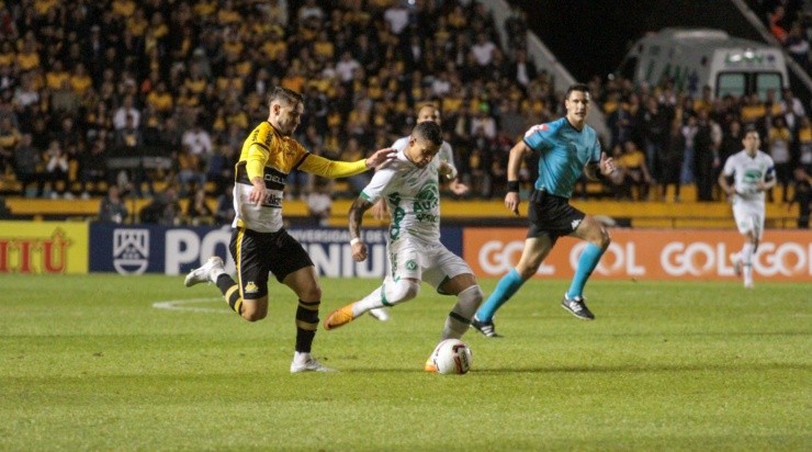 Foto: Lucas Sabino/AGIF - Maílton em ação na derrota para o Criciúma. 