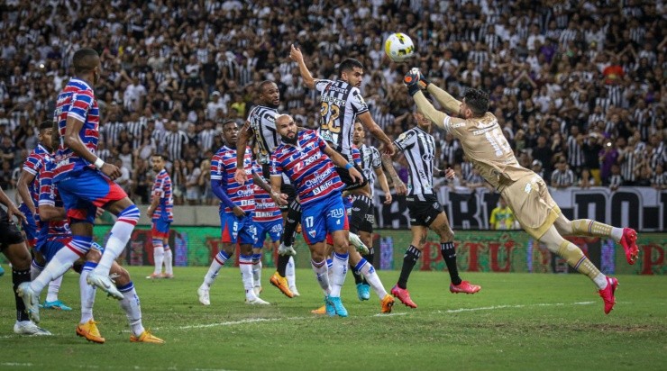 Foto: Lucas Emanuel/AGIF - Fernando Miguel no clássico contra o Ceará. 