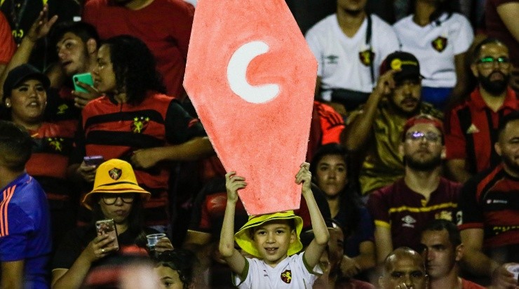 Foto: Rafael Vieira/AGIF - Torcida do Sport fazendo alusão à queda do Náutico. Foto: Rafael Vieira/AGIF - Torcida do Sport fazendo alusão à queda do Náutico.