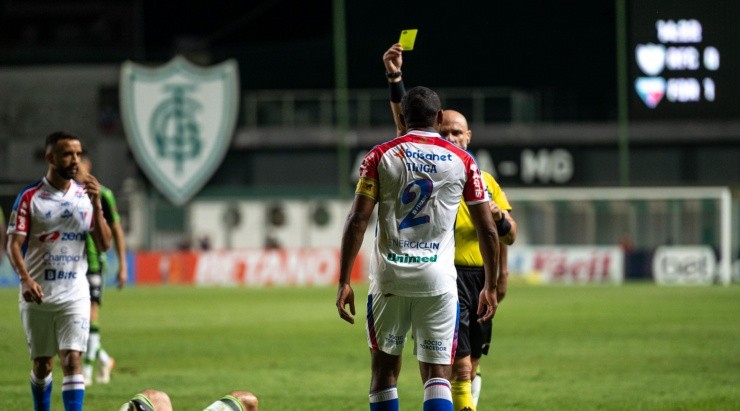 Foto: Alessandra Torres/AGIF - Momento em que Tinga recebeu o amarelo contra o América-MG.