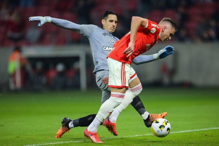 Pedro H. Tesch/AGIF – Alemão jogador do Internacional disputa lance com Gatito Fernández goleiro do Botafogo