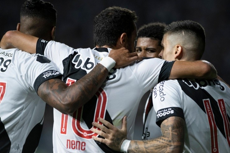 Jorge Rodrigues/AGIF – Jogadores do Vasco se abraçando comemorando gol