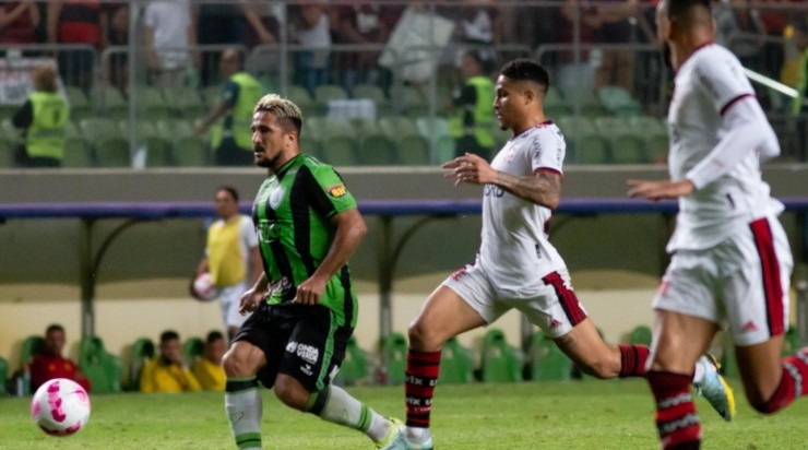 Foto: Fernando Moreno/AGIF - O América Mineiro de Aloísio perdeu para o Flamengo Foto: Fernando Moreno/AGIF - O América Mineiro de Aloísio perdeu para o Flamengo