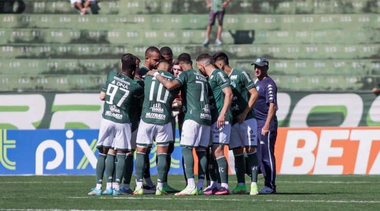 Guilherme Drovas/AGIF – Jogadores do Guarani reunidos antes da partida começar