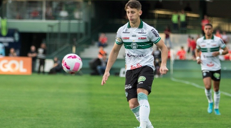 Foto: Robson Mafra/AGIF - O meia paraguaio voltou a atuar pelo Coxa contra o Inter