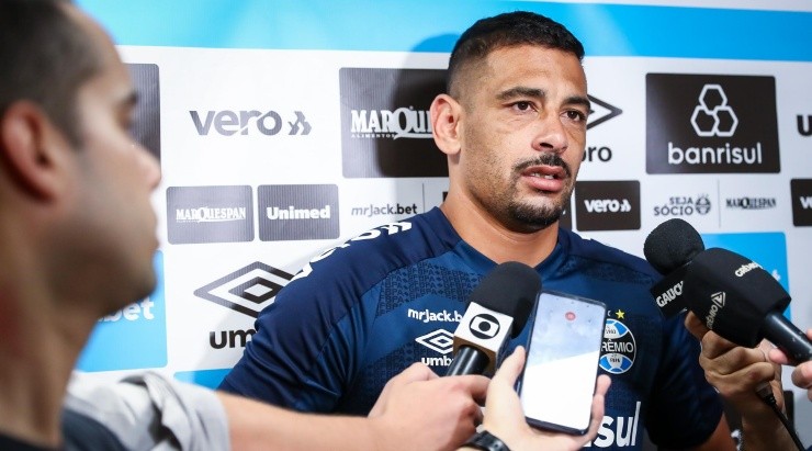 FOTO: LUCAS UEBEL/GREMIO FBPA - Diego Souza é um dos medalhões cobrados pela torcida. FOTO: LUCAS UEBEL/GREMIO FBPA - Diego Souza é um dos medalhões cobrados pela torcida.