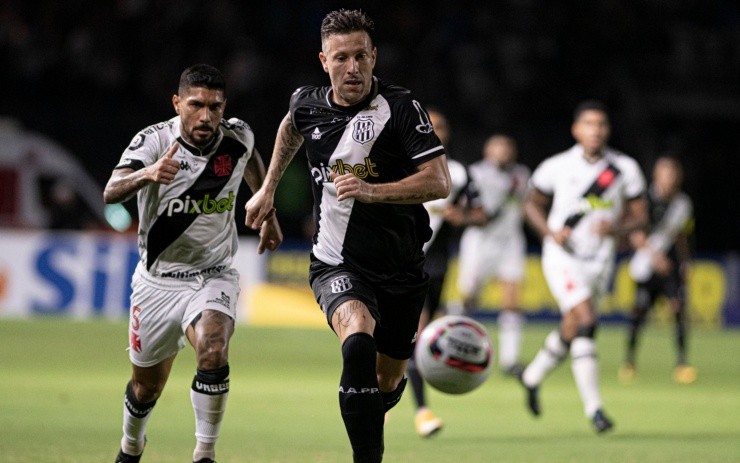 Jorge Rodrigues/AGIF – Fábio Sanches, jogador da Ponte Preta, em disputa pela bola com jogador do Vasco