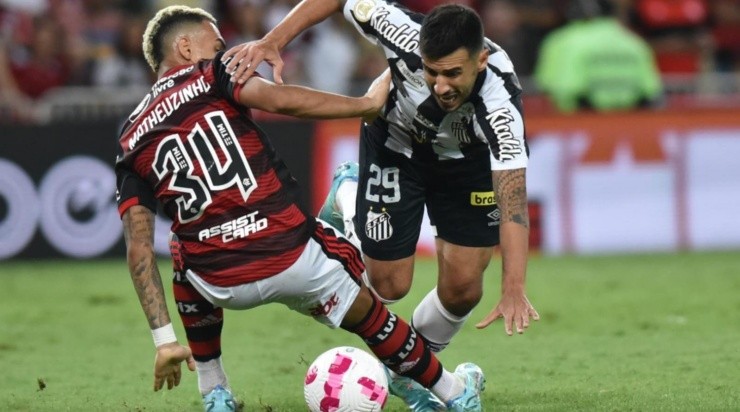 Foto: Ivan Storti/Santos FC - Momento exato em que Matheuzinho acerta apenas Camacho.