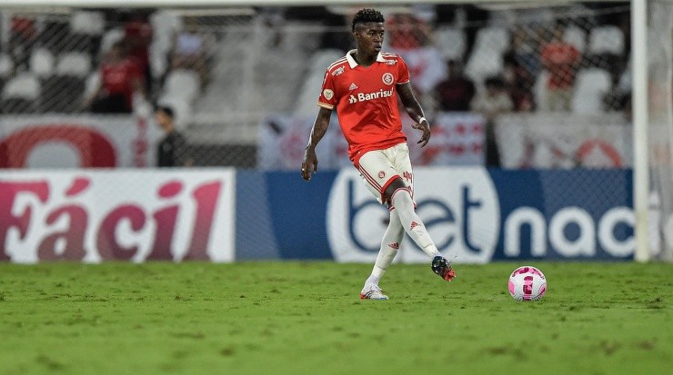 Foto: Thiago Ribeiro/AGIF - O zagueiro está emprestado ao Colorado até a metade de 2023