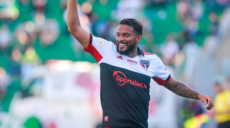 Foto: Luiz Erbes/AGIF - Reinaldo: lateral está em fim de contrato com o São Paulo