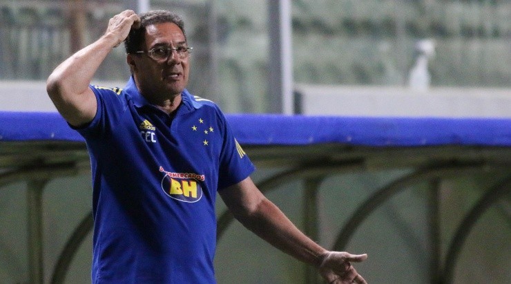 Foto: Fernando Moreno/AGIF - Luxemburgo promoveu a estreia profissional de Vitor Roque. 