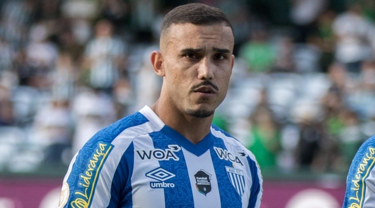 Foto: Robson Mafra/AGIF - William Pottker é o jogador do Avaí que mais acertou passes