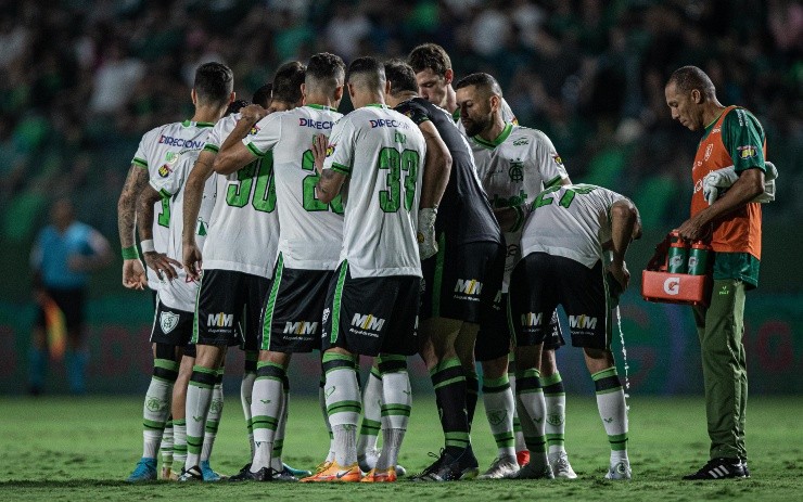 Heber Gomes/AGIF -Jogadores do América-MG durante entrada em campo para partida contra o Goiás no estádio Serrinha
