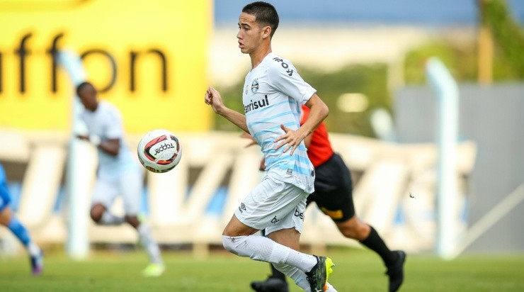 Foto: Pedro H. Tesch/AGIF - Gabriel Silva: jovem meia receberá chances na Série B