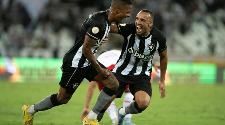 Foto: Jorge Rodrigues/AGIF - Com gol decisivo de Tchê Tchê, o Glorioso venceu por 2 a 1 Foto: Jorge Rodrigues/AGIF - Com gol decisivo de Tchê Tchê, o Glorioso venceu por 2 a 1
