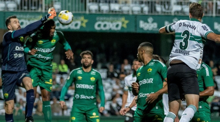 Foto: Robson Mafra/AGIF - Walter em ação contra o Coritiba.