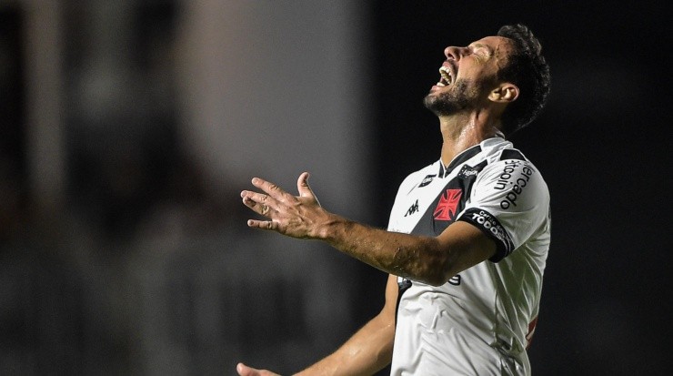 Foto: Thiago Ribeiro/AGIF - Nenê lamentando no último jogo do Vasco em casa no ano