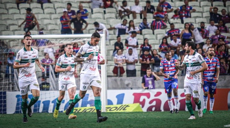 Foto: Lucas Emanuel/AGIF - Matheus Cadorini chegou a descontar, mas o Coxa não teve forças de buscar o empate