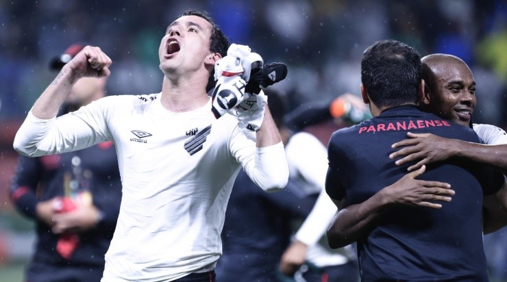 Foto: Ettore Chiereguini/AGIF - Fernandinho e Pablo comemorando vaga na decisão.