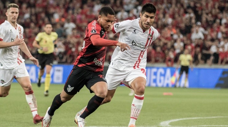 Foto: Robson Mafra/AGIF - Vitor Roque decidiu o confronto contra o Estudiantes.