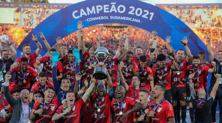Foto: FocoUy/AGIF - Elenco comemorando o bicampeonato da Sul-Americana em 2021.