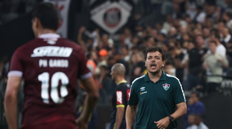 Foto: Marcello Zambrana/AGIF - Fernando Diniz e PH Ganso na vitória sobre o Corinthians.