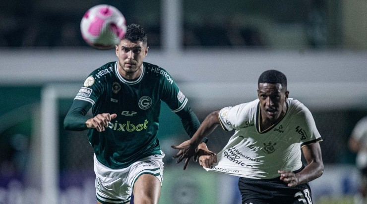 Foto: Heber Gomes/AGIF - Robert disputando bola com Pedro Raul. Foto: Heber Gomes/AGIF - Robert disputando bola com Pedro Raul.