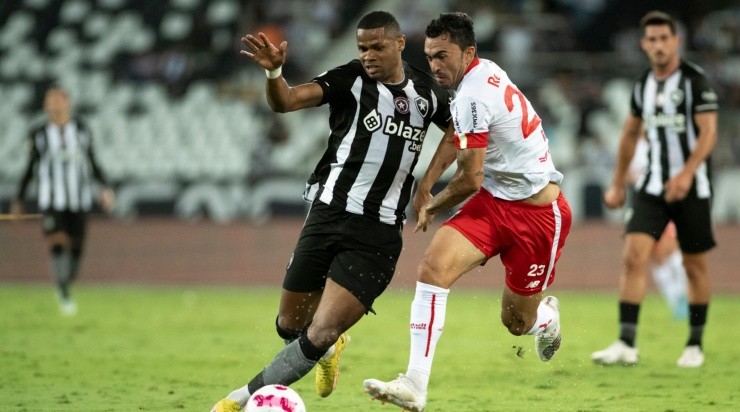 Foto: Jorge Rodrigues/AGIF - Júnior Santos foi um dos melhores em campo contra o Braga.