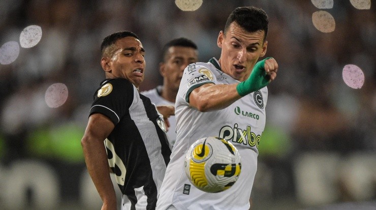 Foto: Thiago Ribeiro/AGIF - Sidimar foi liberado pelo DM do Goiás antes do previsto Foto: Thiago Ribeiro/AGIF - Sidimar foi liberado pelo DM do Goiás antes do previsto