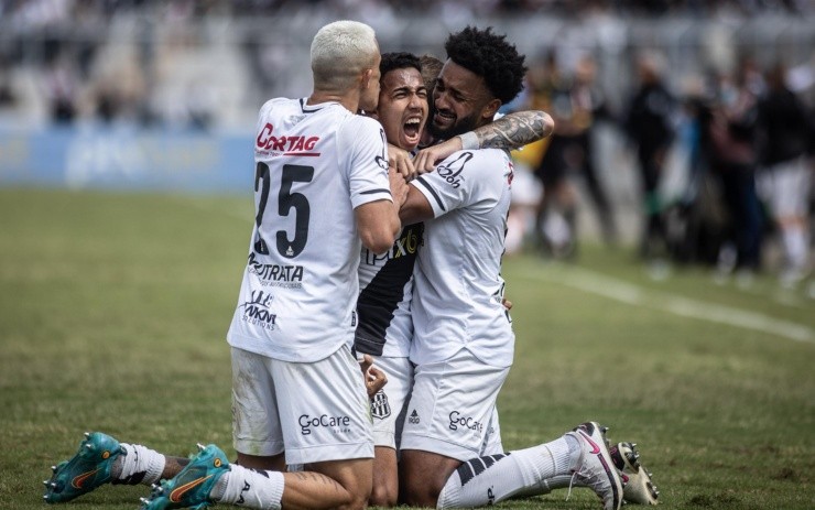 Diogo Reis/AGIF – Jogadores da Ponte Preta celebrando gol
