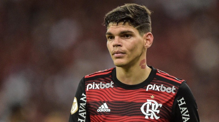 Foto: Thiago Ribeiro/AGIF - Ayrton Lucas quer permanecer no Flamengo.