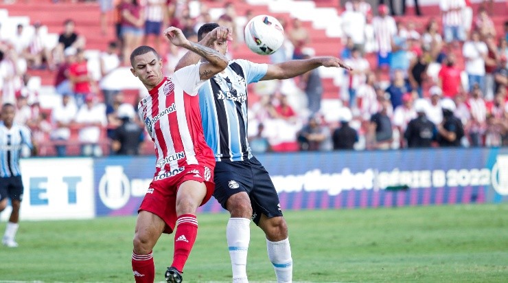 Foto: Rafael Vieira/AGIF - Último jogo do Náutico em casa marcou o acesso do Grêmio.