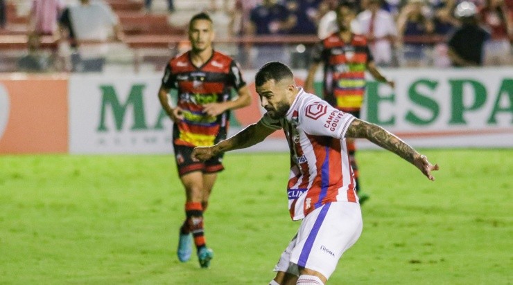 Foto: Rafael Vieira/AGIF - João Lucas em ação na Série B.