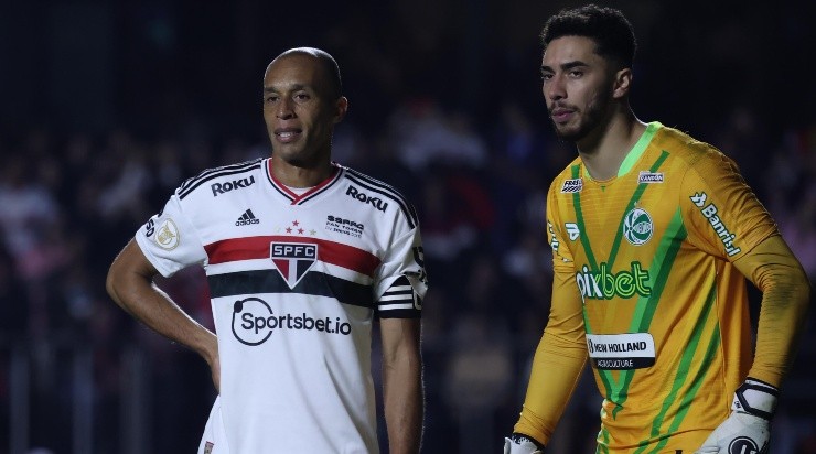 Foto: Marcello Zambrana/AGIF - Miranda perdeu uma chance clara no segundo tempo.