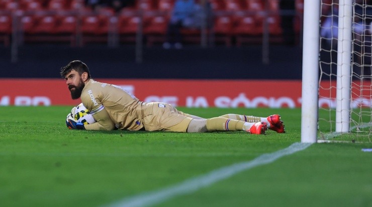 Foto: Marcello Zambrana/AGIF - Fernando Miguel foi o melhor em campo.