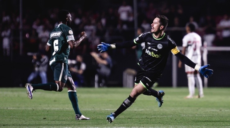 Foto: Ettore Chiereguini/AGIF - Tadeu comemorando o gol de Pedro Raul nos acréscimos.