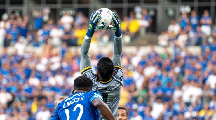 Foto: Alessandra Torres/AGIF - Gustavo em ação contra o Cruzeiro.