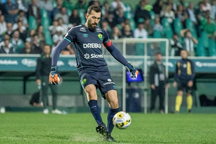 Robson Mafra/AGIF – Walter atuando com a camisa do Cuiabá