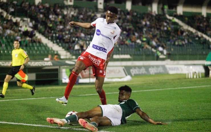 Rogério Capela/AGIF – Anilson, jogador do Naútico, em disputa com Jamerson, jogador do Guarani