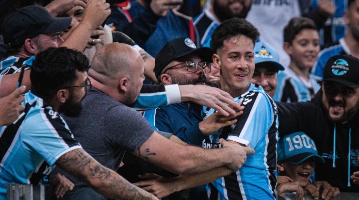 Foto: Maxi Franzoi/AGIF - Gabriel Silva comemorando gol contra o Brusque.