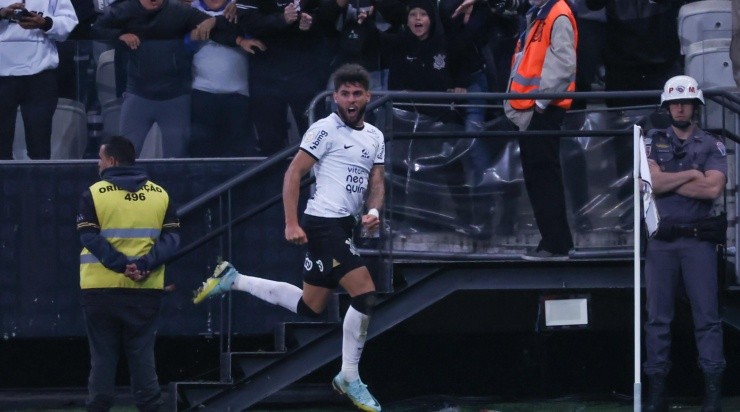 Foto: Marcello Zambrana/AGIF - Yuri Alberto comemorando o gol no fim da partida.