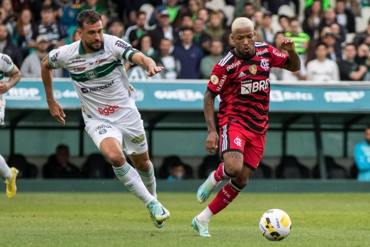 Robson Mafra/AGIF – Marinho em disputa pela bola contra jogador do Coritiba