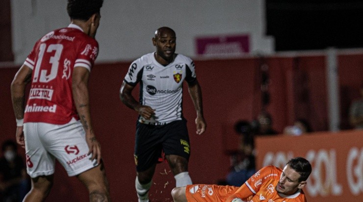 Foto: Isabela Azine/AGIF – Vagner Love disputa bola em partida do Sport contra o Vila Nova pela Série B