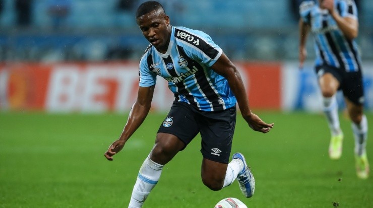 Foto: Pedro H. Tesch/AGIF - Elias: atacante foi emprestado após perder espaço com Roger Machado