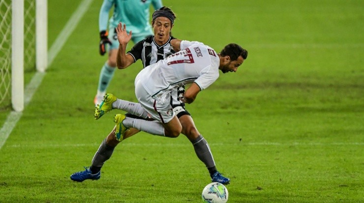 Foto: Thiago Ribeiro/AGIF - Honda em disputa com Nenê, na época jogador do Flu. 