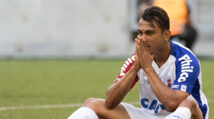Foto: Cleber Yamaguchi/AGIF - Nadson lamentando derrota no clássico. 