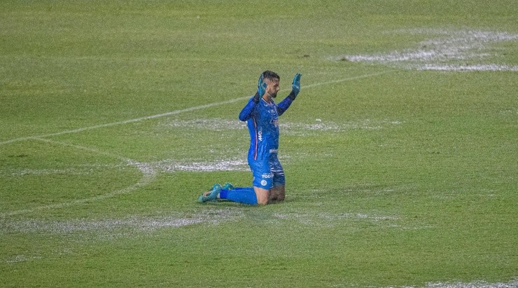 Foto: Celio Junior/AGIF - Mateus Claus comemorando no gramado do Rei Pelé.