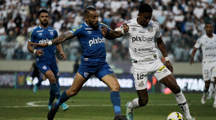 Foto: Marco Miatelo/AGIF - Natanael em ação contra o Santos.